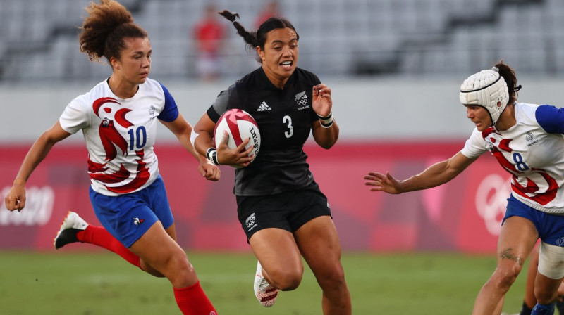 Jaunzēlandes regbilja-7 izlases spēlētāja Steisija Flūlere ar bumbu. Foto: Reuters/Scanpix