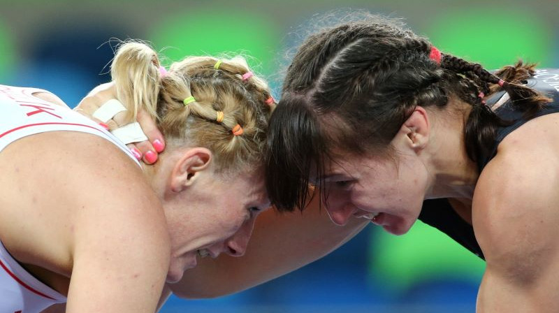 Anastasija Grigorjeva (pa labi) Rio olimpisko spēļu cīņā. Foto: REUTERS/Scanpix