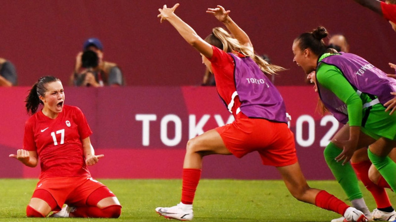 Kanādas sieviešu futbola izlases spēlētājas svin Džesijas Flemingas (Nr. 17) vārtu guvumu. Foto: Kazuhiro Nogi/AFP/Scanpix