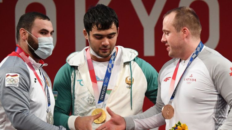 Artūrs Plēsnieks (no labās) ar pārējiem medaļniekiem. Foto: olimpiade64.lv