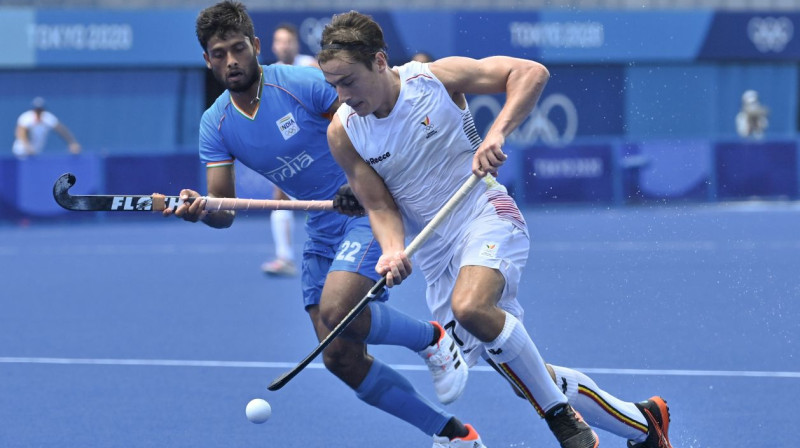 Beļģijas izlases lauka hokejists Tomass Brīlss ar bumbu spēlē pret Indiju. Foto: Dirk Waem/Zumapress.com/Scanpix