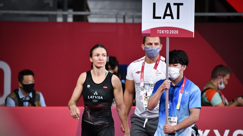 Anastasija Grigorjeva un treneris Armands Zvirbulis. Foto: olimpiadef64.lv