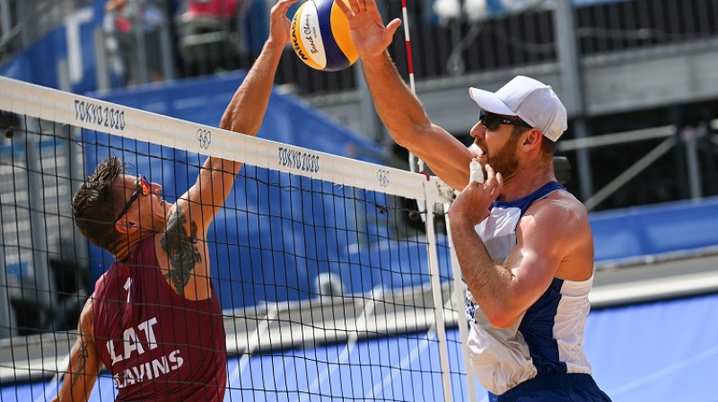 Mārtiņš Pļaviņš cīņā ar Alisonu. Foto: AFP/Scanpix