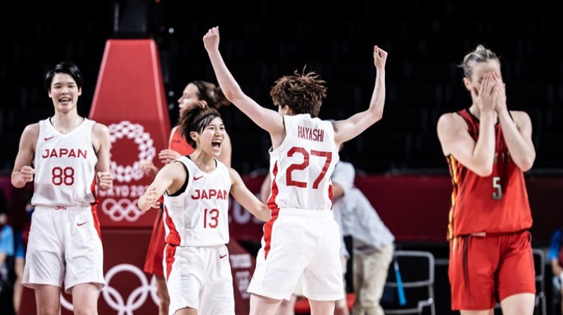Japānas basketbolistes līksmo pēc uzvaras pār Beļģiju. Foto: FIBA