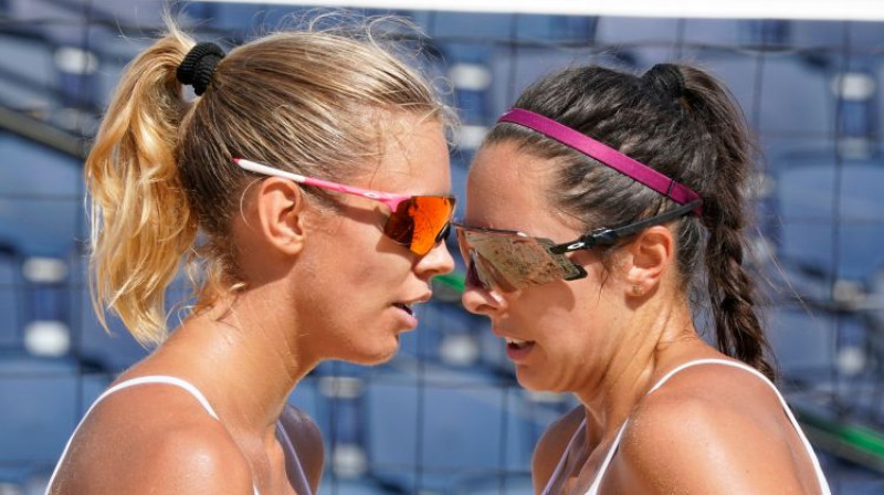 Tīna Graudiņa un Anastasija Kravčenoka. Foto: olimpiadef64.lv