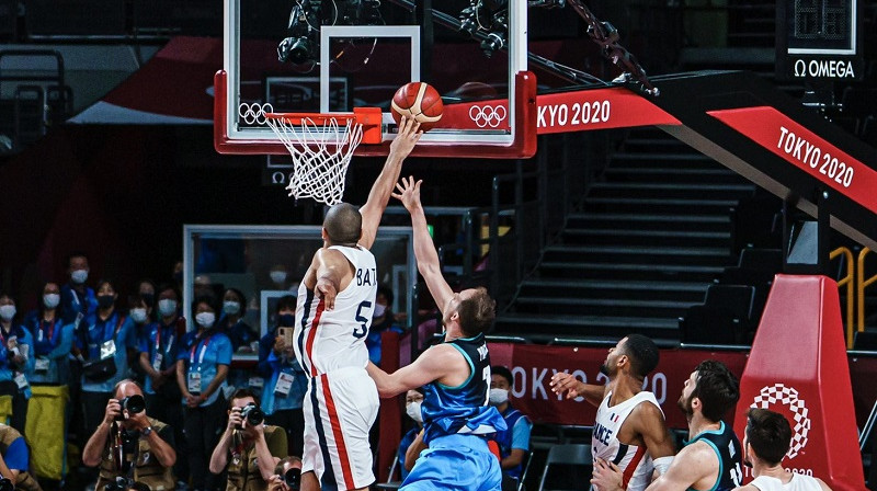 Nikolā Batums nobloķēja Klemenu Prepeliču. Foto: Matteo Marchi/FIBA