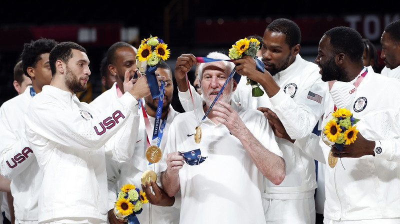 Kevins Durents pasniedz zelta medaļu Gregam Popovičam. Foto: EPA/Scanpix