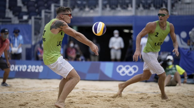 Mārtiņš Pļaviņš un Edgars Točs. Foto: AP/Scanpix