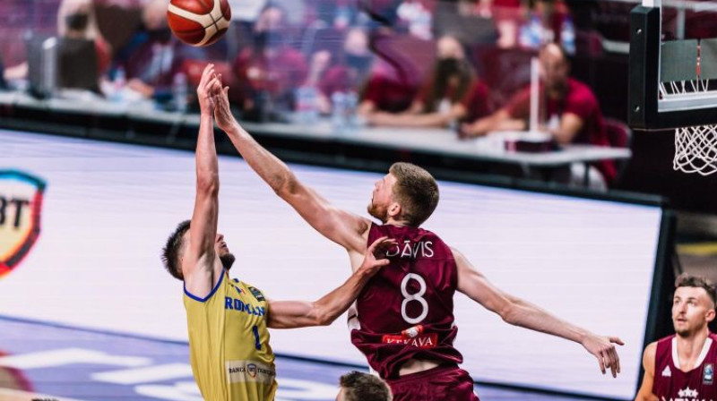 Dāvis Bertāns aizsardzībā pret Rumāniju. Foto: Basket.lv