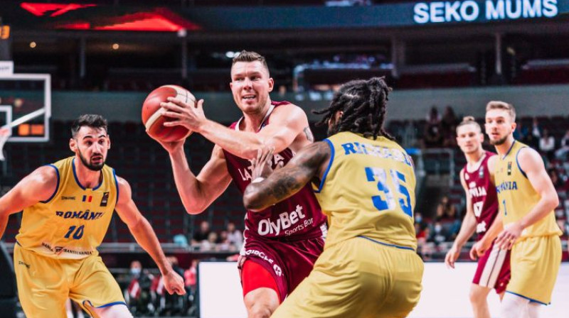 Dairis Bertāns spēlē pret Rumāniju. Foto: Basket.lv
