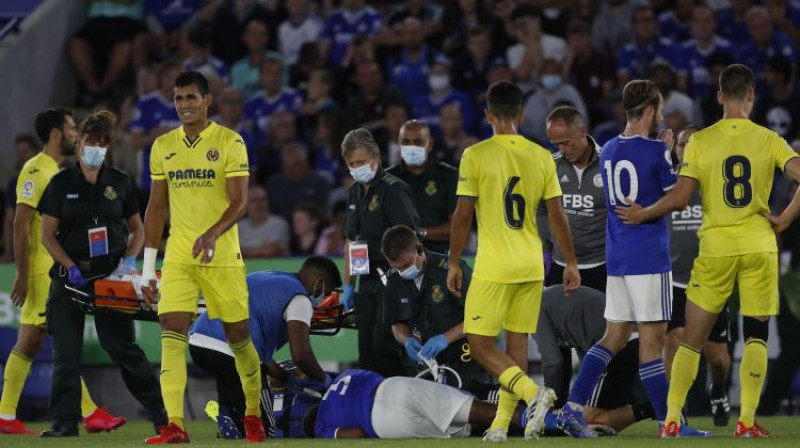 Veslē Fofanā tiek sniegta palīdzība. Foto: Zumapress.com/Scanpix