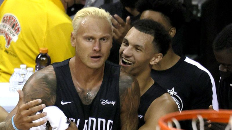 Latvijas izlases basketbolists Jānis Timma NBA Vasaras līgā (pa kreisi). Foto: AFP/Scanpix