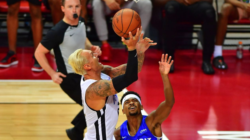 Jānis Timma uzbrukumā grozam. Foto: Stephen R. Sylvanie/USA Today Sports/Scanpix