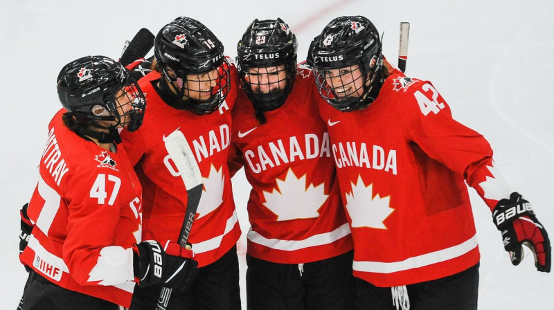 Kanādas izlases hokejistes svin vārtu guvumu. Foto: Derek Leung/AFP/Scanpix