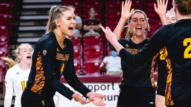 Marta Levinska un Ella Snaidere. Foto: Arizona State Volleyball