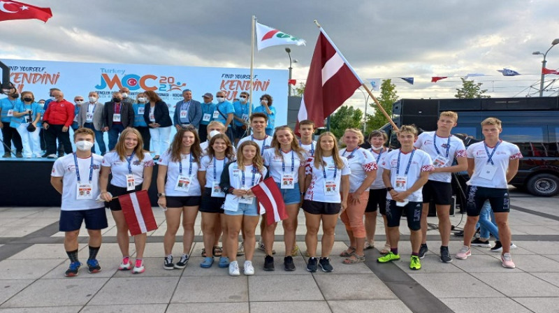 Latvijas izlases dalībnieki ar treneriem. Foto: Latvijas orientēšanās federācija.