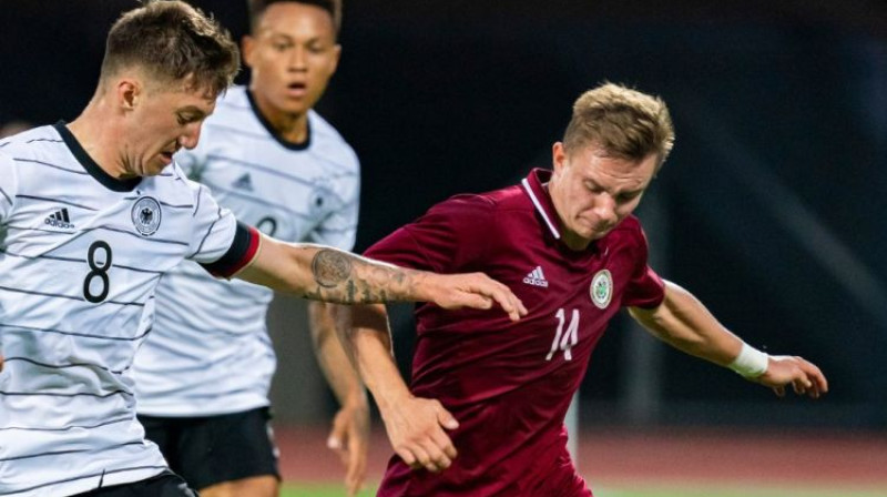 Rihards Ozoliņš spēlē pret Vācijas U21 izlasi. Foto: LFF