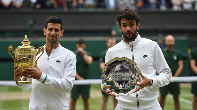 Novaks Džokovičs un Mateo Berretīni ar Vimbldonas trofejām. Foto: AFP/Scanpix