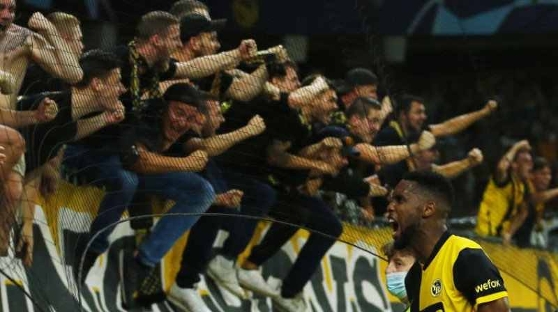 Bernes fani svin Džordana Sjebačē uzvaras vārtus. Foto: Reuters/Scanpix