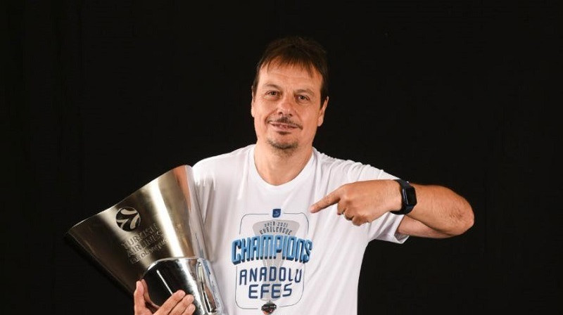 Ergins Atamans ar Eirolīgas kausu. Foto: Anadolu Efes