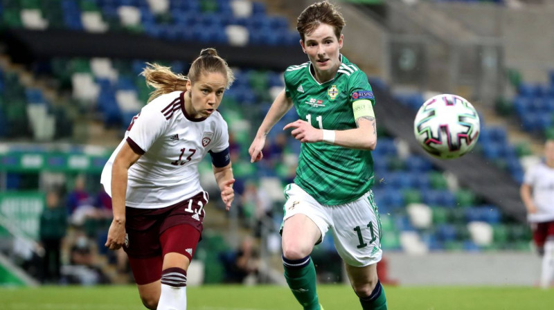 Latvijas izlases futboliste Sandra Voitāne (Nr. 13) cīņā par bumbu. Foto: imago images/Inpho Photography/Scanpix