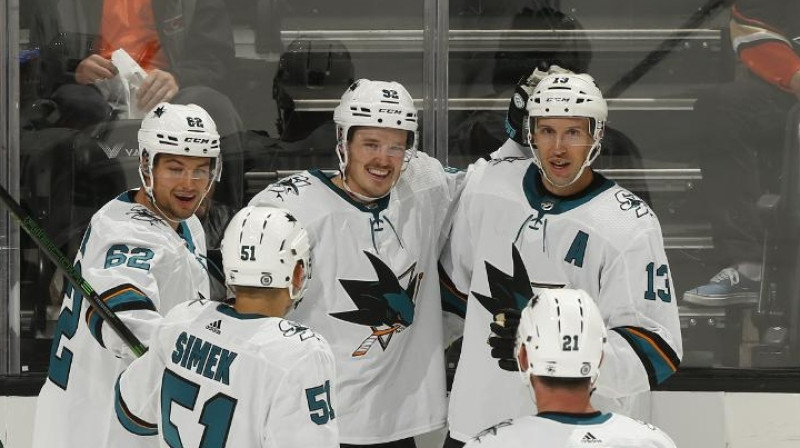 Rūdolfs Balcers (centrā) pēc vārtu guvuma. Foto: Anaheim Ducks / NHL.com