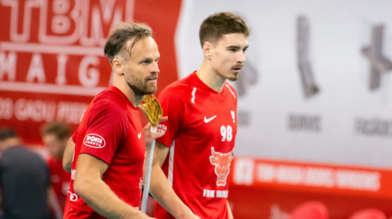 ''Valmieras'' florbolisti Aigars Belasovs (#16) un Arvis Kārkliņš (#98). Foto: floorball.lv