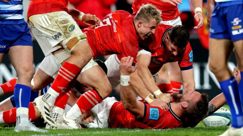 Mansteras spēlētāji priecājas par Snīmana piezemējumu, Foto:munsterrugby.ie