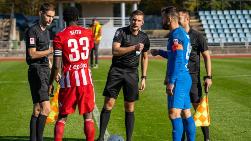 Galvenais tiesnesis Vitālijs Spasjonņikovs kopā ar komandu kapteiņiem Sedinā Keitā un Tomašu Šimkoviču. Foto: fkrfs.lv