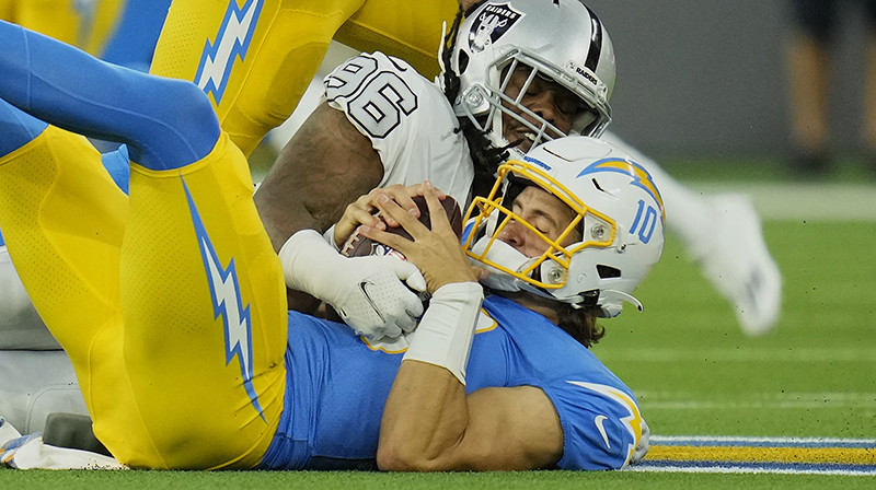 Dariuss Pailons veica divus "sekus" pret Džastinu Herbertu. Foto: USA Today Sports/Scanpix