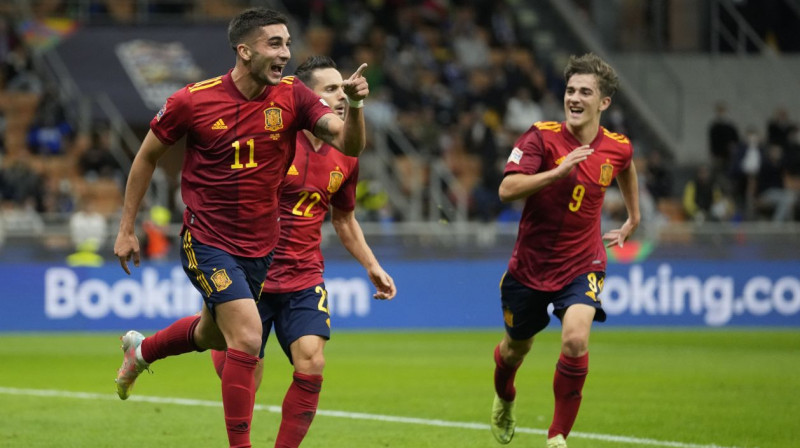 Ferans Toress (Nr. 11) un citi Spānijas izlases futbolisti svin vārtu guvumu. Foto: Antonio Calanni/AP/Scanpix