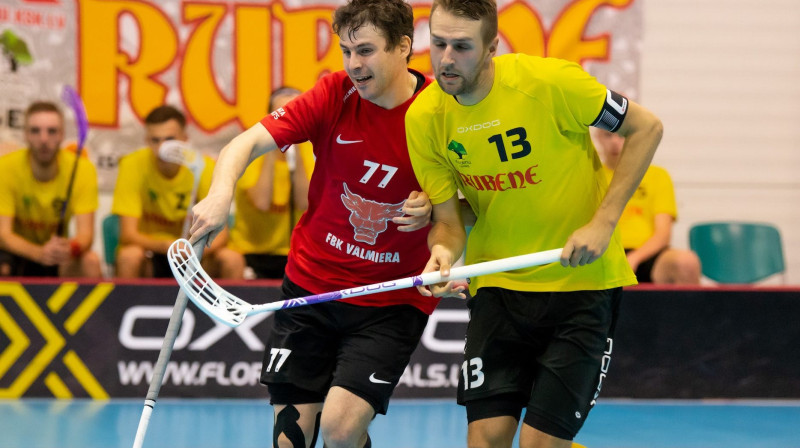 Pāvels Semjonovs pret Ingaru Matisonu. Foto: floorball.lv