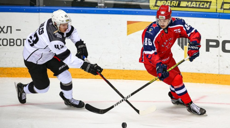 Mārtiņš Šulcs (Nr. 43) spēlē pret Maskavas "Krasnaya Armiya". Foto: hkr.lv