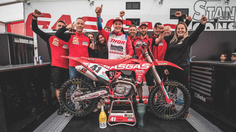 Pauls Jonass ar "GasGas" komandu pēc trešās vietas Flandrijas posmā. Foto: GasGas