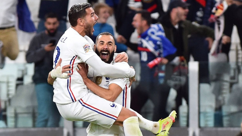 Francijas izlases futbolisti Teo Ernandess un Karims Benzemā svin uzvaru. Foto: Massimo Pinca/Reuters/Scanpix