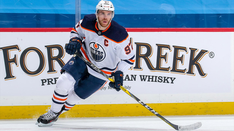 Konors Makdeivids 2021./2022. gada sezonā saņems lielāko kumosu no Edmontonas "Oilers" algu "pīrāga". Foto: NHL
