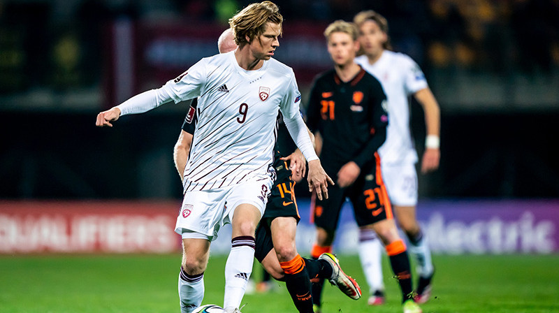 Mārtiņš Ķigurs cīņā pret Nīderlandes izlasi. Foto: Sanita Sparāne/LFF