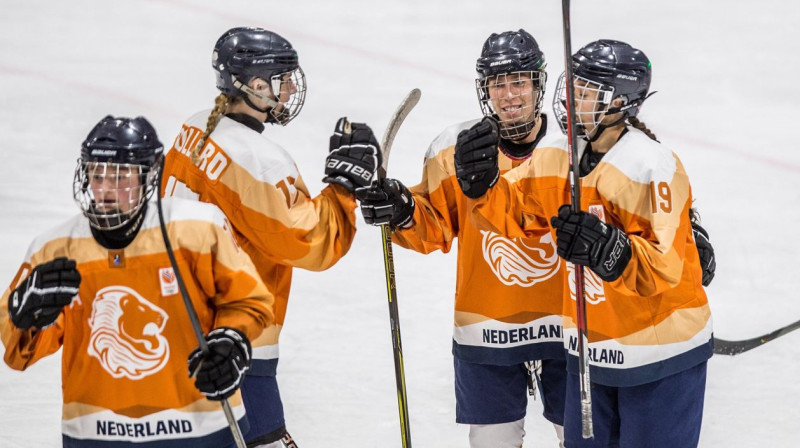 Nīderlandes izlases hokejistes svin vienu no 23 vārtu guvumiem. Foto: iihf.com