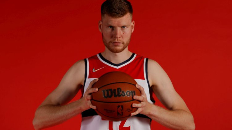 Dāvis Bertāns pirmssezonas foto sesijā. Foto: USA Today Sports/Scanpix