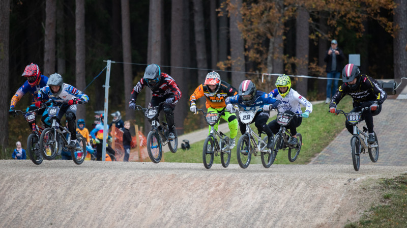 Pro Open grupā uzvaru spraigā cīņā svinēja Mārtiņš Emīls Treimanis (otrais no kreisās).
Foto: Sanda Tūtere