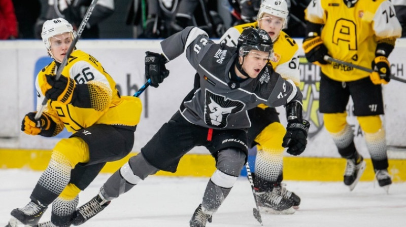 HK "Rīga" uzbrucējs Ričards Beņislavskis (Nr. 28) cīņā pret Čerepovecas "Almaz". Foto: hkr.lv