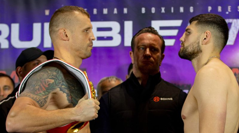 Mairis Briedis un Arturs Manns svēršanās ceremonijā. Foto: LNK Boxing