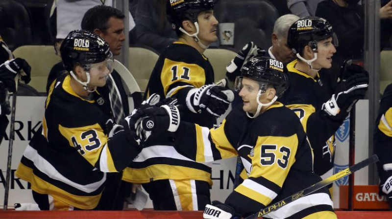 Teodors Bļugers tiek sveikts ar vārtu guvumu. Foto: USA TODAY Sports/Scanpix