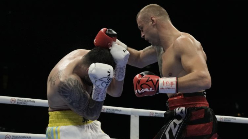 Mairis Briedis cīņā pret Arturu Mannu. Foto: Reuters/Scanpix