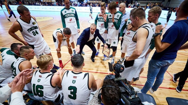 Mārtiņš Tīss (vidū) un ''Tukums/TSS''. Foto: basket.lv