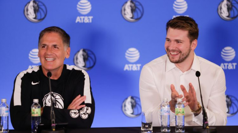 Marks Kjūbans un Luka Dončičs. Foto: ZUMAPRESS.com/Scanpix