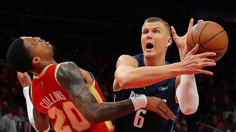 Džons Kolinss un Kristaps Porziņģis. Foto: AFP/Scanpix