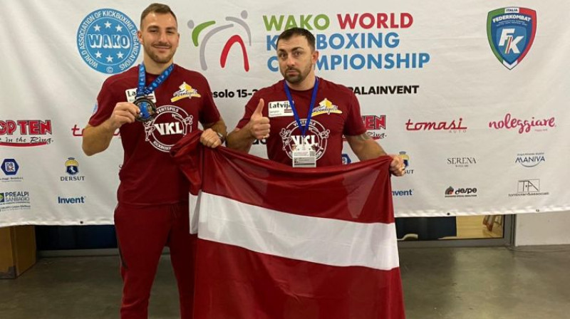 Raimonds Martinovskis un Sergejs Deņisovs. Foto: Ventspils Kikboksa Leģions