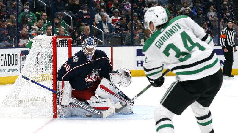 Elvis Merzļikins atvairot metienu spēlē pret Dalasas "Stars". Foto: Russell LaBounty/USA Today Sports/Scanpix