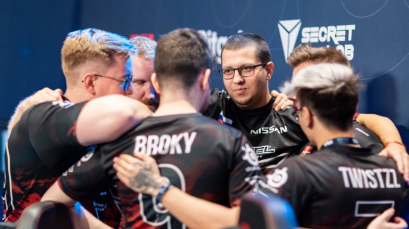 Helvijs broky Saukants ar FaZe komandas biedriem. Foto: HLTV